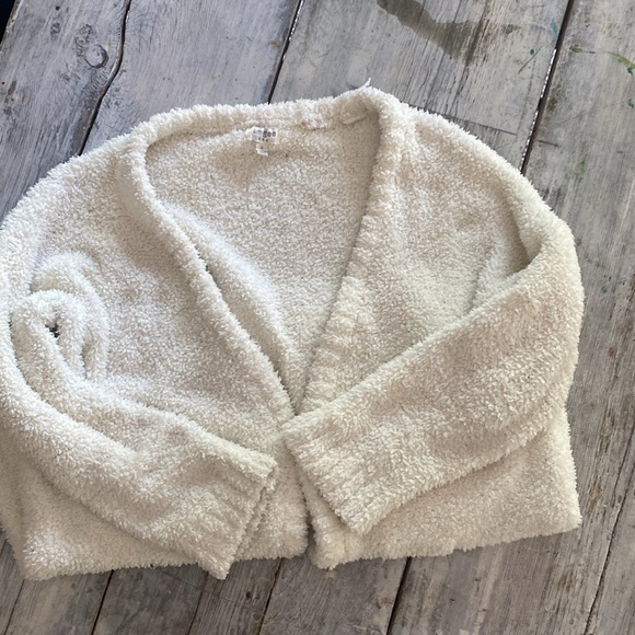 Lightweight and snuggly umgee USA sweater with two pockets & one snap - Picture 3 of 5